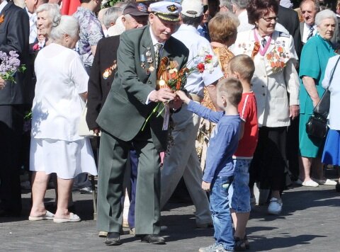 gorlovka-bet-rekordy-bolee-15-tysyach-gorlovchan-prinyali-uchastie-v-parade-pobedy-video